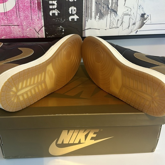 Nike Air Jordan 1 Retro High OG Black & Metallic Gold, Size 11 - Picture 7 of 8